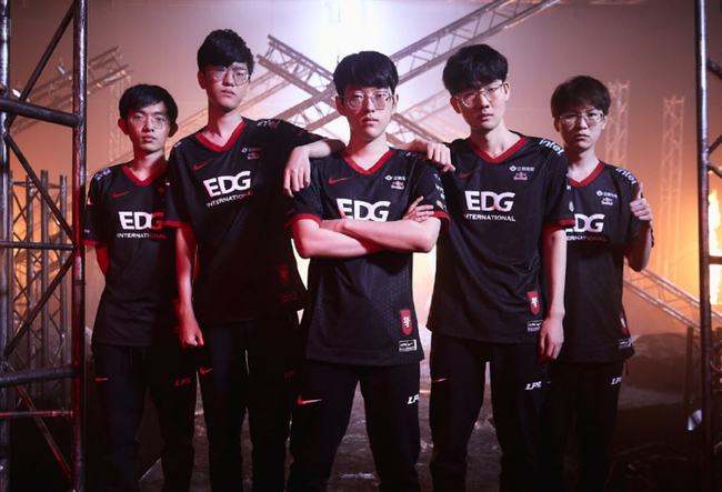 边后卫半内 边后卫半内